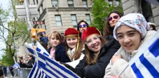 Με λαμπρότητα η παρέλαση της ελληνικής ομογένειας στην καρδιά του Μανχάταν (βίντεο)