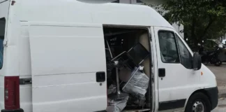 Φόρτωναν κλεμμένες μηχανές σε βαν, τις έκρυβαν σε αποθήκη και τις πουλούσαν για ανταλλακτικά