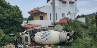 Μπετονιέρα 33 τόνων «εισέβαλε» σε αυλή σπιτιού και αναποδογύρισε