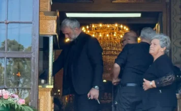 Σπάραξε η μητέρα της Γωγώς Μαστροκώστα στην κηδεία της- «Καλώς το λουλούδι μου»