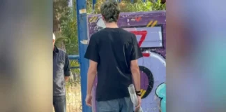 Ηλιούπολη: Αμίλητοι και με λευκά λουλούδια αποχαιρετούν τη 17χρονη οι συμμαθητές της στο σχολείο τους