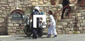 Η στιγμή της έντασης ανάμεσα στην αδελφή του 21χρονου που δολοφονήθηκε και τους αστυνομικούς (βίντεο)