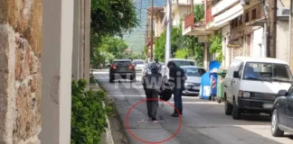 Η στιγμή της διαφυγής των δραστών μετά την ληστεία στην τράπεζα στην Φθιώτιδα – Τους έπεσαν τα χρήματα στη μέση του δρόμου