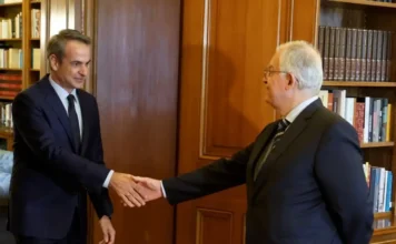 Μητσοτάκης σε Τασούλα: Σύντομα επιστρέφουμε στην κανονικότητα στα καύσιμα