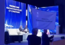 Κόντρα κυβέρνησης – φαρμακοβιομηχανίας: Το «πικρό» αστείο με το πανό, τα επικοινωνιακά τεχνάσματα και ο κίνδυνος για τους ασθενείς