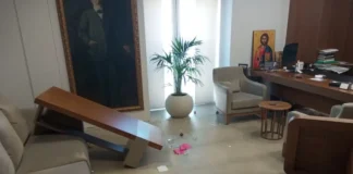 Άνδρας εισέβαλε σε δημαρχείο σε έξαλλη κατάσταση και τα έκανε «γυαλιά καρφιά»