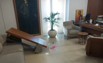 Άνδρας εισέβαλε σε δημαρχείο σε έξαλλη κατάσταση και τα έκανε «γυαλιά καρφιά»