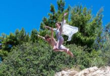«Σφράγισαν» τον έρωτά τους με… βουτιές (φωτογραφίες)