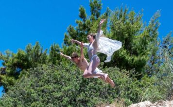 «Σφράγισαν» τον έρωτά τους με… βουτιές (φωτογραφίες)