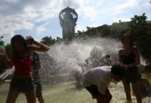 Η Ευρώπη «φλέγεται» από πρωτοφανές κύμα καύσωνα: Σε «κόκκινο» συναγερμό πολλές χώρες, 46 οι θάνατοι
