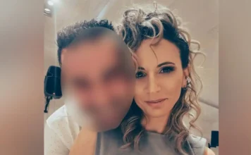 Στην αγκαλιά της θείας τους βρίσκονται τα δύο κοριτσάκια της 39χρονης Βασιλικής που δολοφονήθηκε