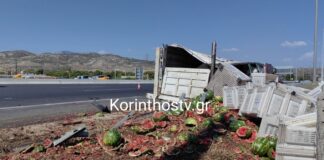 Νταλίκα ανετράπη και ο δρόμος γέμισε καρπούζια