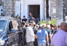 «Πώς μπόρεσε να το έκανε και να μη μετανιώνει;»: Θρήνος στην κηδεία για την μητέρα και τον γιο που δολοφονήθηκαν