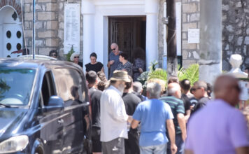 «Πώς μπόρεσε να το έκανε και να μη μετανιώνει;»: Θρήνος στην κηδεία για την μητέρα και τον γιο που δολοφονήθηκαν
