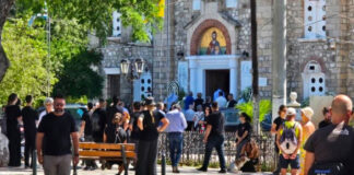 Ράγισαν καρδιές στο τελευταίο αντίο για την μητέρα και τον γιο που δολοφονήθηκαν