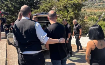 Θρήνος στην κηδεία της Σταυρούλας που δολοφονήθηκε από τον ενοικιαστή της