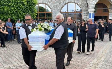 Σε κλίμα οδύνης η κηδεία της 45χρονης που σκότωσε με 7 μαχαιριές ο σύζυγός της