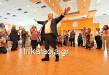 Το βαρύ ζεϊμπέκικο του Δημήτρη Κουτσούμπα στα Τρίκαλα (βίντεο)