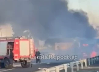 Φορτηγό τυλίχθηκε στις φλόγες έξω από τη Λάρισα (βίντεο)