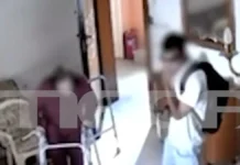 Η στιγμή που νεαρός εισβάλλει σε σπίτι ηλικιωμένης προσποιούμενος τεχνικό ρεύματος και ψάχνει για χρήματα
