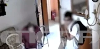Η στιγμή που νεαρός εισβάλλει σε σπίτι ηλικιωμένης προσποιούμενος τεχνικό ρεύματος και ψάχνει για χρήματα