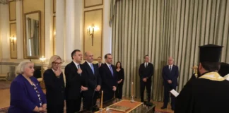 Ορκίστηκαν τα νέα μέλη της κυβέρνησης – Το χειροφίλημα στην Αλεξάνδρα Παπαδοπούλου και η νέα θέση υφυπουργού