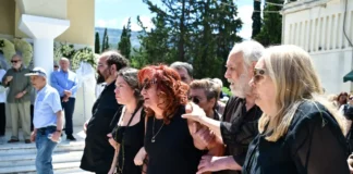 Συγκίνηση στο τελευταίο αντίο στον Σωτήρη Τσόγκα – Συντετριμμένη η Μαίρη Ραζή