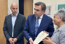 Ο Μαργαρίτης Σχοινάς παρέλαβε το πτυχίο του Βαγγέλη Γιακουμάκη από τη Γαλακτοκομική Σχολή Ιωαννίνων
