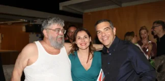 Ο Αλέξης Τσίπρας και η Μπέττυ Μπαζιάνα στην παράσταση του Σταμάτη Κραουνάκη