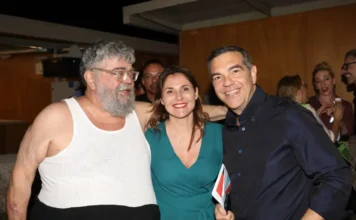Ο Αλέξης Τσίπρας και η Μπέττυ Μπαζιάνα στην παράσταση του Σταμάτη Κραουνάκη