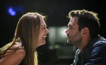 «Θέλω να σου κρατάω το χέρι» στον Βόλο – Η παράσταση που άγγιξε χιλιάδες θεατές έρχεται στο Ανοιχτό Δημοτικό Θέατρο
