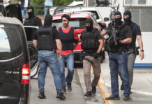 Κλειδί η τεχνολογία για να βρουν τους τρεις για τον εμπρησμό στη Marfin: Αρχή του νήματος οι φωτογραφίες από διακοπές το 2009