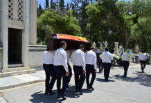 Τυλιγμένη με τη σημαία του ουράνιου τόξου το φέρετρο της Πάολα Ρεβενιώτη