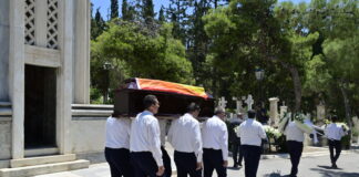 Τυλιγμένη με τη σημαία του ουράνιου τόξου το φέρετρο της Πάολα Ρεβενιώτη