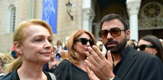 Συντετριμμένοι Άντζελα Γκερέκου, Ανδρέας Γεωργίου και Νίκη Παλληκαράκη στην κηδεία της Μάρως Κοντού – «Έφυγε γαλήνια και γεμάτη ζωή»