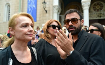 Συντετριμμένοι Άντζελα Γκερέκου, Ανδρέας Γεωργίου και Νίκη Παλληκαράκη στην κηδεία της Μάρως Κοντού – «Έφυγε γαλήνια και γεμάτη ζωή»