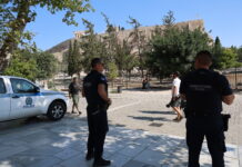Με ποινικό παρελθόν ο 60χρονος που επιτέθηκε με μαχαίρι σε τουρίστες στην Ακρόπολη