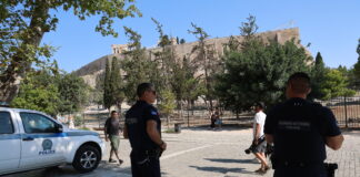 Με ποινικό παρελθόν ο 60χρονος που επιτέθηκε με μαχαίρι σε τουρίστες στην Ακρόπολη