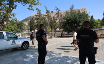 Με ποινικό παρελθόν ο 60χρονος που επιτέθηκε με μαχαίρι σε τουρίστες στην Ακρόπολη