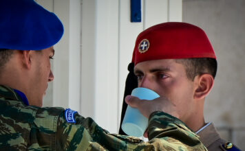 Η συγκινητική φροντίδα στους Εύζωνες εν μέσω καύσωνα (φωτογραφίες)