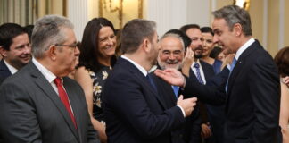 Τα παραλειπόμενα από το Προεδρικό: Οι διάλογοι των αρχηγών, οι «εκλογές τον Μάιο» και τα χαμόγελα Μητσοτάκη-Ανδρουλάκη (φωτογραφίες)