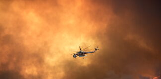 Οι φλόγες πλησιάζουν τα σπίτια στο Πόρτο Γερμενό