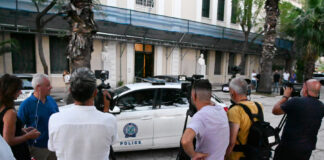 Απίστευτη δήλωση του δημάρχου Άργους – Κατηγορεί τη μάνα του 20χρονου και υπερασπίζεται τους «οικογενειάρχες» αστυνομικούς
