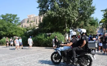 Στα διεθνή ΜΜΕ η επίθεση με μαχαίρι στην Ακρόπολη – «Σπάνιο περιστατικό βίας στην Ελλάδα»