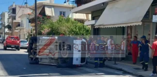 Σφοδρή σύγκρουση αυτοκινήτων: Τούμπαρε το ένα, δύο γυναίκες απεγκλωβίστηκαν