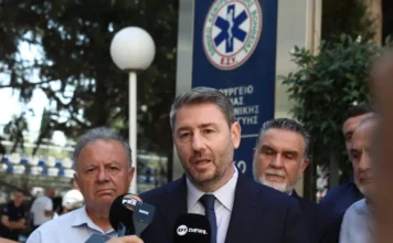 Επίσκεψη Ανδρουλάκη στα κεντρικά του ΕΚΑΒ: «Δεν θα επιτρέψουμε το υπ. Υγείας να μετατραπεί σε υπ. Προπαγάνδας του Γεωργιάδη»