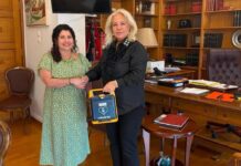 Παράδοση τριών απινιδωτών από την αντιπεριφερειάρχη Μαγνησίας