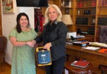 Παράδοση τριών απινιδωτών από την αντιπεριφερειάρχη Μαγνησίας