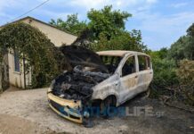 Σκιάθος: Αυτοκίνητο τυλίχθηκε στις φλόγες ενώ ο οδηγός βρισκόταν μέσα