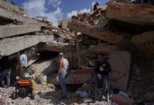 Τα ανατριχιαστικά γράμματα με κόκκινο σπρέι στα κατεστραμμένα κτίρια της Βενεζουέλας: «D» για τους νεκρούς, «C» για τους ζωντανούς, «Χ» για τα κτίρια προς κατεδάφιση